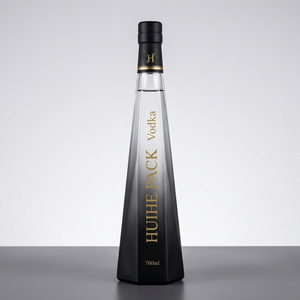 700 мл нерегулярной прозрачной стеклянной бутылки водки со пробками