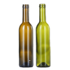 Пустая зеленая янтарная бутылка красного вина Бордо на 750 мл с пробкой