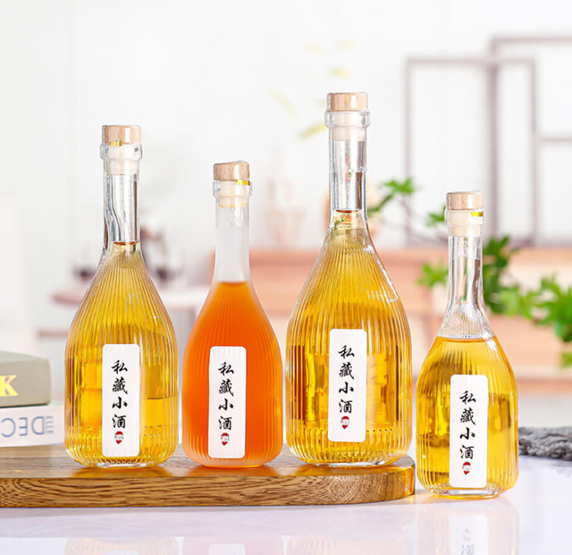 Стеклянные бутылки для сладкого вина в полоску с длинным горлышком