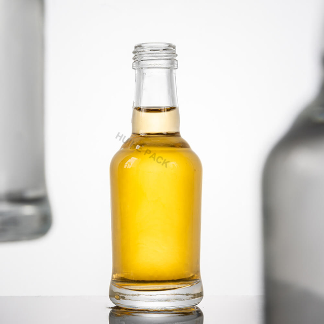 Маленькие бутылки для виски из прозрачного стекла объемом 50 мл