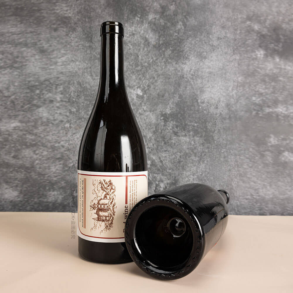 стеклянная бутылка бордового цвета