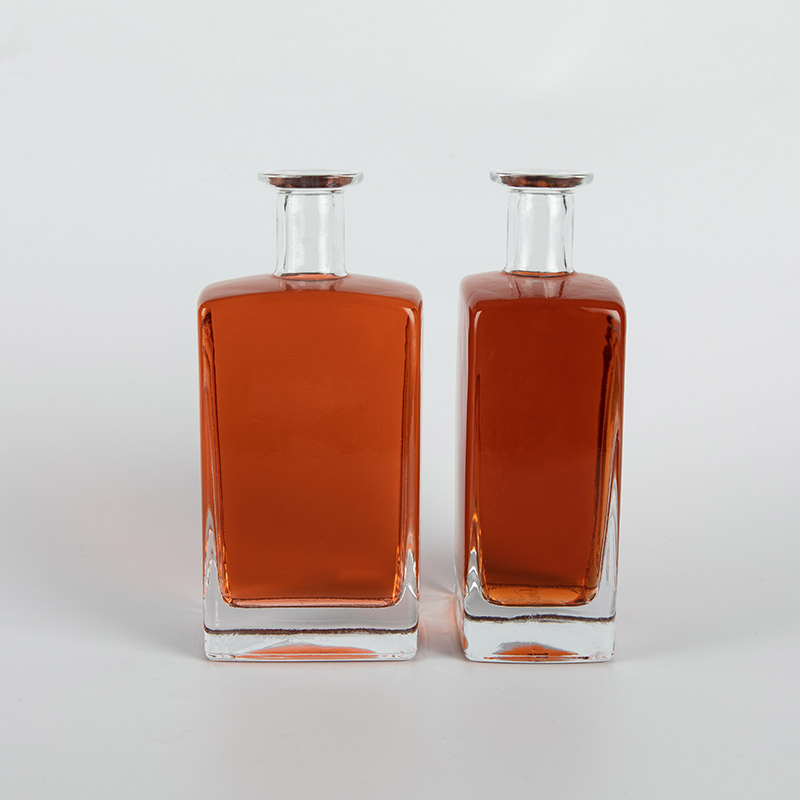 Стеклянная бутылка с ликером