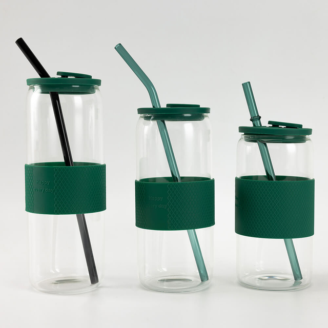 Высокая цилиндрическая бутылка для напитков из боросиликатного прозрачного стекла с силиконовой лентой