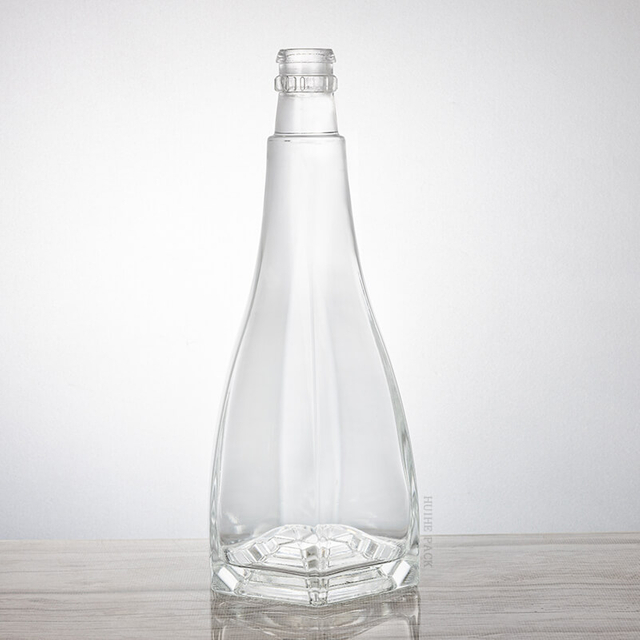Упрощенная бутылка с кожированным стеклянным ликером с вертикальными хребтами