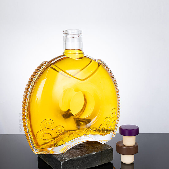 Плоская овальная бутылка с ликером с цепным рисунком вокруг