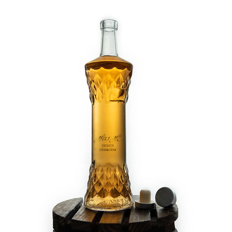 Персонализированная текстурированная высокая стеклянная бутылка для виски объемом 75 мл