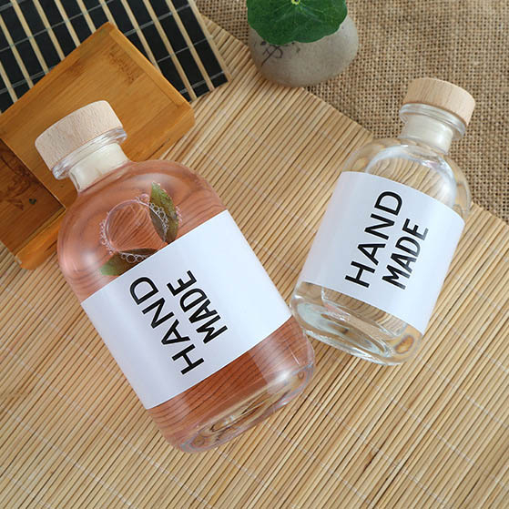 Прозрачная замороженная круглая бокала вина с фруктами