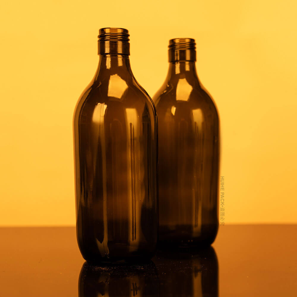 старинная бутылка зеленого вина