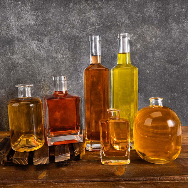 В прозрачных квадратных круглых стеклянных стеклянных бутылках
