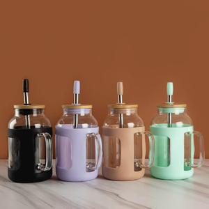 Бутылка для питья воды со стеклянной ручкой и соломой и крышкой из высокого боросиликата 