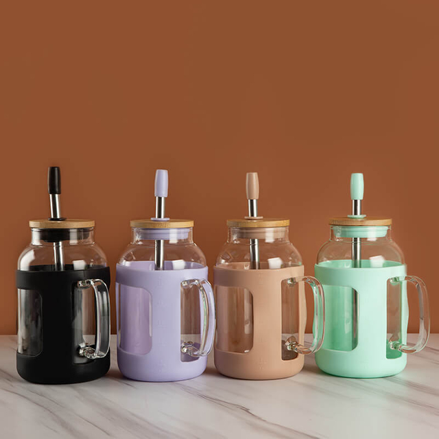 Бутылка для питья воды со стеклянной ручкой и соломой и крышкой из высокого боросиликата 