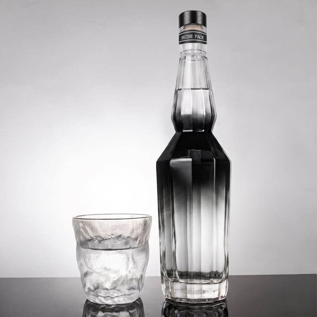 Шестиугольная угловая стеклянная бутылка для виски с длинным горлышком