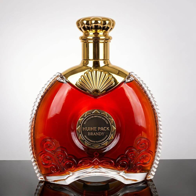 Плоская овальная бутылка с ликером с цепным рисунком вокруг